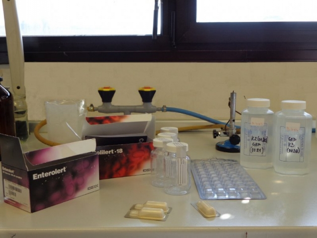 Foto 1: COLILERT and ENTEROLERT reagenti e altri dispositivi